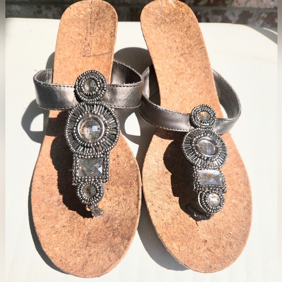 Reaction Kenneth Cole WEDGE  Sandals FLIP FLOP METALLIC Large RHINESTONE Beaded - Picture 1 of 9